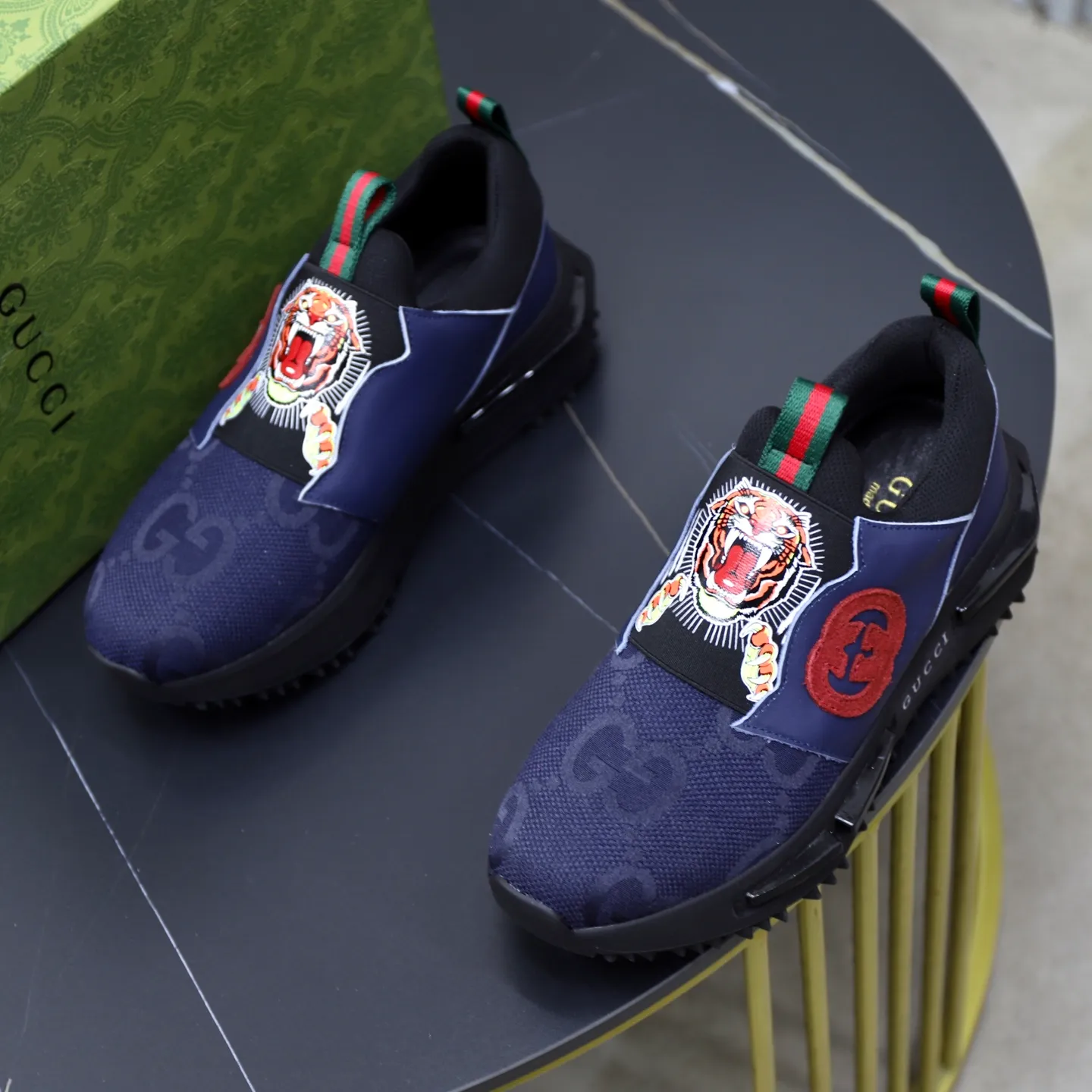 Ex-factory price: 462💰🙅‍♂️🙅‍♂️🙅‍♂️ Brand: GUCCI Standard code: 38-44 (45 customized) Grade: Same as the official website Material: Original cowhide material spliced with brand cloth Comfortable and breathable lining Lightweight and wear-resistant sports outsole Style category: Men's fashionable casual shoes Running sports shoes Distinguished luxury brand elements Top luxury color: actual picture color